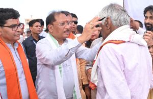 मुख्यमंत्री विष्णु देव साय ने हितग्राहियों को अपने हाथों से पहनाया नजर का चश्मा