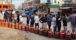 आगरा में एलपीजी संकट गहराया, गैस सिलिंडर की कमी से घरेलू और व्यावसायिक उपभोक्ता परेशान