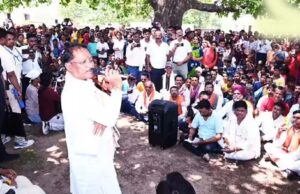 सरगुजा के ग्राम सिलमा में अचानक उतरा मुख्यमंत्री साय का हेलीकॉप्टर, खाट पर बैठकर सुनी ग्रामीणों की समस्याएं