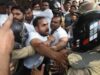 लखनऊ में वकीलों पर लाठीचार्ज, अवैध चैंबर हटाने के दौरान मचा हंगामा