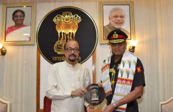 राज्यपाल डेका से लेफ्टिनेट जनरल अनिंद्या सेनगुप्ता ने की सौजन्य भेंट