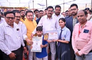 मंत्री दयाल दास बघेल ने बाल वैज्ञानिक सृष्टि और पीयूष को किया सम्मानित मांडल राष्ट्रीय विज्ञान मेला दिल्ली के लिए चयनित