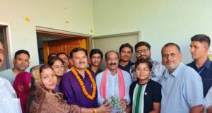 डिप्टी सीएम के सरप्राइज गिफ्ट से खिल उठी टॉपर अंशुल, 10वीं में 99% अंक से रचा कमाल