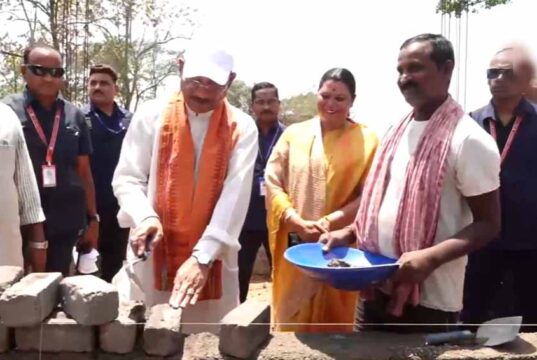 जशपुर के चंदागढ़ पहुंचे CM साय: PMAY हितग्राही के घर में ईंट रखकर बढ़ाया हौसला