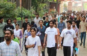 UPSC Prelims में अभ्यर्थियों की अग्निपरीक्षा! तपती जमीन पर नंगे पैर पहुंचे एग्जाम सेंटर