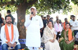 कटहल–गुलमोहर की छांव में सजी चौपाल, मुख्यमंत्री ने सरोधी में सुनी जनता की आवाज