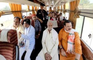मंत्री टेटवाल सार्वजनिक बस से यात्रा कर अपने कार्य क्षेत्र पर पहुँचे