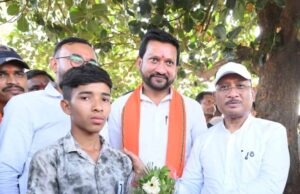 सुशासन तिहार: मुख्यमंत्री विष्णु देव साय ने मेधावी छात्र गिरवर पटेल को किया सम्मानित