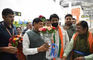 डुमना एयरपोर्ट पर मुख्यमंत्री डॉ यादव का आत्मीय स्वागत.