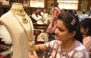 Gold-Silver Rate: दूसरे दिन भी चढ़ा सोना, लेकिन चांदी 5700 रुपये टूटी