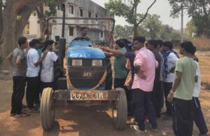 बंदूक से खेती तक: नारायणपुर में आत्मसमर्पित नक्सलियों ने थामा ट्रैक्टर, शुरू की नई जिंदगी