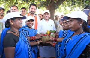 सुशासन तिहार: सरोधी में महिला स्व सहायता समूह ने मुख्यमंत्री को भेंट की स्थानीय उत्पादों की टोकरी