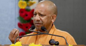 मुख्यमंत्री ने विभिन्न योजनाओं के लाभार्थियों को किया सम्मानित