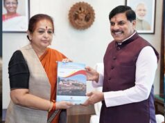 मुख्यमंत्री डॉ. यादव को ट्रेजर्स ऑफ ताप्ती वैली एण्ड बुरहानपुर की प्रति भेंट