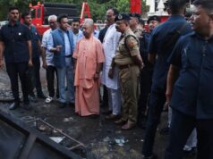 अलीगढ़ से सीधे अग्निकांड स्थल पहुंचे मुख्यमंत्री योगी