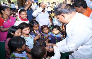मुख्यमंत्री विष्णु देव साय ने अबूझमाड़ के गारपा में बच्चों और महिलाओं से किया आत्मीय संवाद