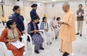 लखनऊ में ‘जनता दर्शन’: सीएम योगी ने सुनीं फरियादियों की समस्याएं
