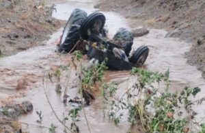 उफनते पहाड़ी नाले में बहा ट्रैक्टर, बड़वानी में चालक लापता, तलाश जारी