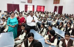 सड़क चौड़ीकरण में घर टूटने पर छात्रा का सवाल, इंदौर कलेक्टर से पूछा- विकास के नाम पर मकान तोड़ना जरूरी है क्या?