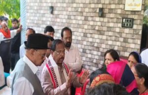 नौगई ट्रिपल मर्डर पीड़ितों से मिले विक्रमादित्य, आरोपियों के एनकाउंटर और संपत्ति कुर्की की मांग