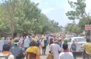 स्वास्थ्य, सड़क और बिजली की मांग को लेकर कलेक्ट्रेट पहुंचे 52 गांवों के आदिवासी और कांग्रेसी