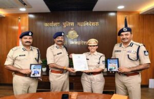 डीजीपी कैलाश मकवाणा से किलिमंजारो फतह करने वाली निरीक्षक मती दीपिका गौतम ने सौजन्य भेंट की