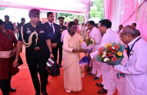 राष्ट्रपति मुर्मु का बैतूल प्रथम आगमन पर परम्परागत लोक नृत्य की प्रस्तुति से किया स्वागत