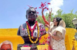 पूर्व मुख्यमंत्री स्व. बाबूलाल गौर की जयंती पर साकेत नगर में किया प्रतिमा का अनावरण
