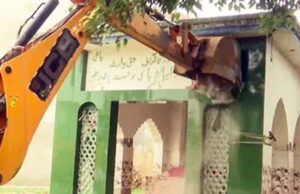 संभल में चला बुलडोजर, सरकारी जमीन पर बने इमामबाड़े और मजार हटाए गए