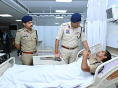 पुलिस कमिश्नर संजीव शुक्ला ने अस्पताल पहुंचकर घायल पुलिस जवानों का जाना हाल
