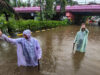 मुंबई में बारिश का कहर! सड़कों पर घुटनों तक पानी, रेलवे ट्रैक डूबे, स्कूल-कॉलेज बंद