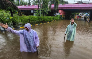 मुंबई में बारिश का कहर! सड़कों पर घुटनों तक पानी, रेलवे ट्रैक डूबे, स्कूल-कॉलेज बंद