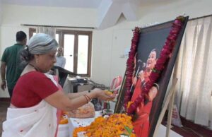 तीजनबाई की अस्थियां प्रयागराज संगम में विसर्जित, गनियारी में आज श्रद्धांजलि सभा