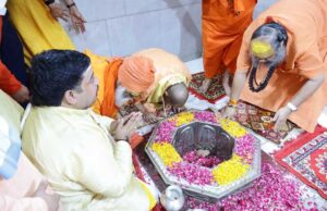 मुख्यमंत्री योगी ने श्री दूधेश्वरनाथ महादेव मठ मंदिर में किया जलाभिषेक, प्रदेश में सुख-समृद्धि एवं लोकमंगल की कामना की