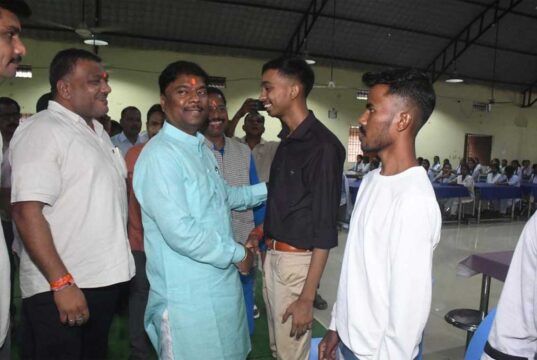 छू लो आसमान के सफल विद्यार्थियों का वन मंत्री केदार कश्यप ने किया सम्मान