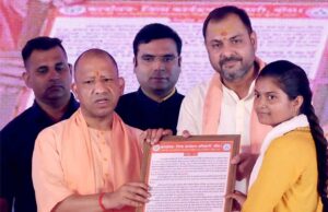 मुख्यमंत्री ने दो महिलाओं को आंगनबाड़ी सहायिका पद के लिए दिए नियुक्ति पत्र