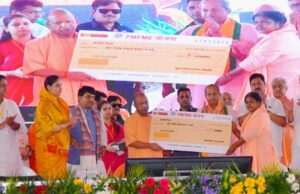 मुख्यमंत्री ने विभिन्न योजनाओं के लाभार्थियों को किया सम्मानित