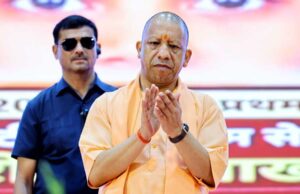 सीएम योगी ने चित्रकूट में योजनाओं के लाभार्थियों को वितरित किए चेक