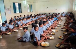 भैरमगढ़ में सामाजिक सहभागिता की अनूठी पहल, पीएम पोषण योजना के तहत बच्चों को मिला पौष्टिक और स्वादिष्ट भोजन