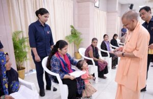सीएम योगी और बच्ची के बीच संवाद से खिलखिला उठे हॉल में मौजूद लोग, सभी ने सीएम के वात्सल्य की प्रशंसा की