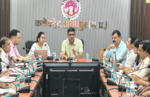 जिले के सभी विद्यालयों एवं छात्रावासों में पेयजल गुणवत्ता की जांच कराई जाए – कलेक्टर झा