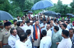 बड़ा बाजार-बरतुंगा मार्ग बंद होने से मचा हड़कंप, 5 किमी झाड़ियों में पैदल उतरे मंत्री