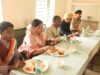 सिंगरौली में स्वतंत्रता दिवस पर बच्चों संग बैठीं राज्यमंत्री राधा सिंह, विशेष मध्यान्ह भोज का आयोजन