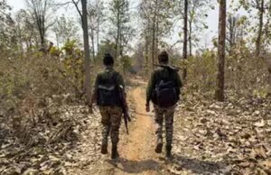 झारखंड में नक्सलियों पर बड़ा प्रहार, 10 लाख के इनामी सालुका कायम समेत तीन ने किया सरेंडर