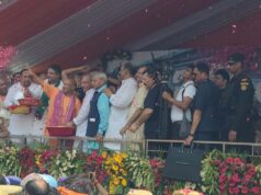 मेरठ में योगी ने कांवड़ियों पर की पुष्पवर्षा, ड्रोन उड़ाता युवक पकड़ा