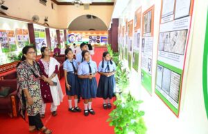 विद्यार्थियों ने देखी स्वतंत्रता संग्राम सेनानियों और ‘वंदे मातरम्’ पर आधारित छायाचित्र प्रदर्शनी