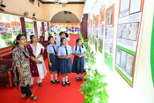विद्यार्थियों ने देखी स्वतंत्रता संग्राम सेनानियों और ‘वंदे मातरम्’ पर आधारित छायाचित्र प्रदर्शनी