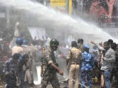 BPSC TRE 4: वाटर कैनन के बीच शैंपू लगाकर नहाने लगा छात्र, पथराव के बाद लाठीचार्ज