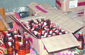 बिना नंबर वाली स्कूटी पर 220 पाव अवैध शराब, पुलिस ने 2 तस्करों को पकड़ा