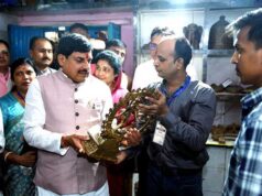मुख्यमंत्री डॉ. यादव पीतल शिल्पकार के घर पहुंचे पारम्परिक पीतल शिल्प कला की सराहना की